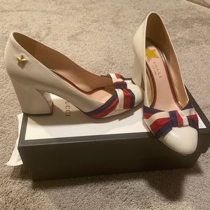 Gucci pumps off white/ivory with red and blue stripe